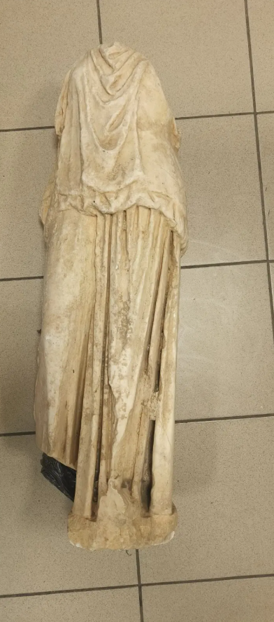 Без головы и рук. 2000-летнюю греческую статую богини нашли на свалке (фото)